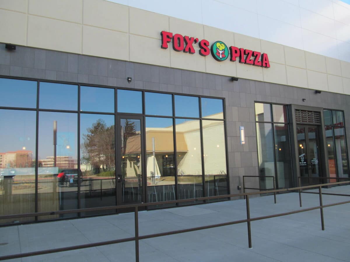 Fox's Pizza Den outlet
